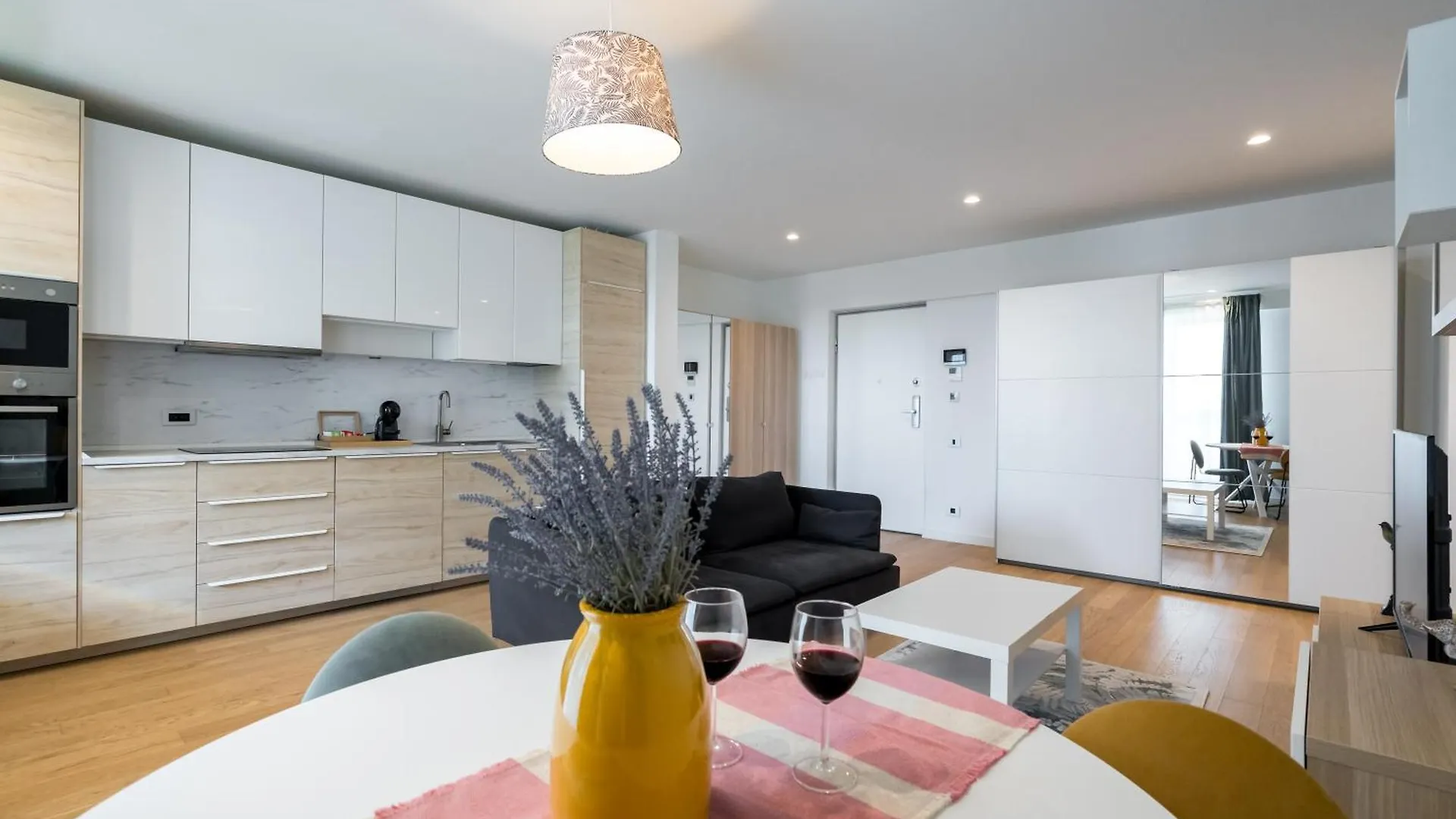 Luxury Apartment Near Promenada, 1Br Bucureşti 0*,  România