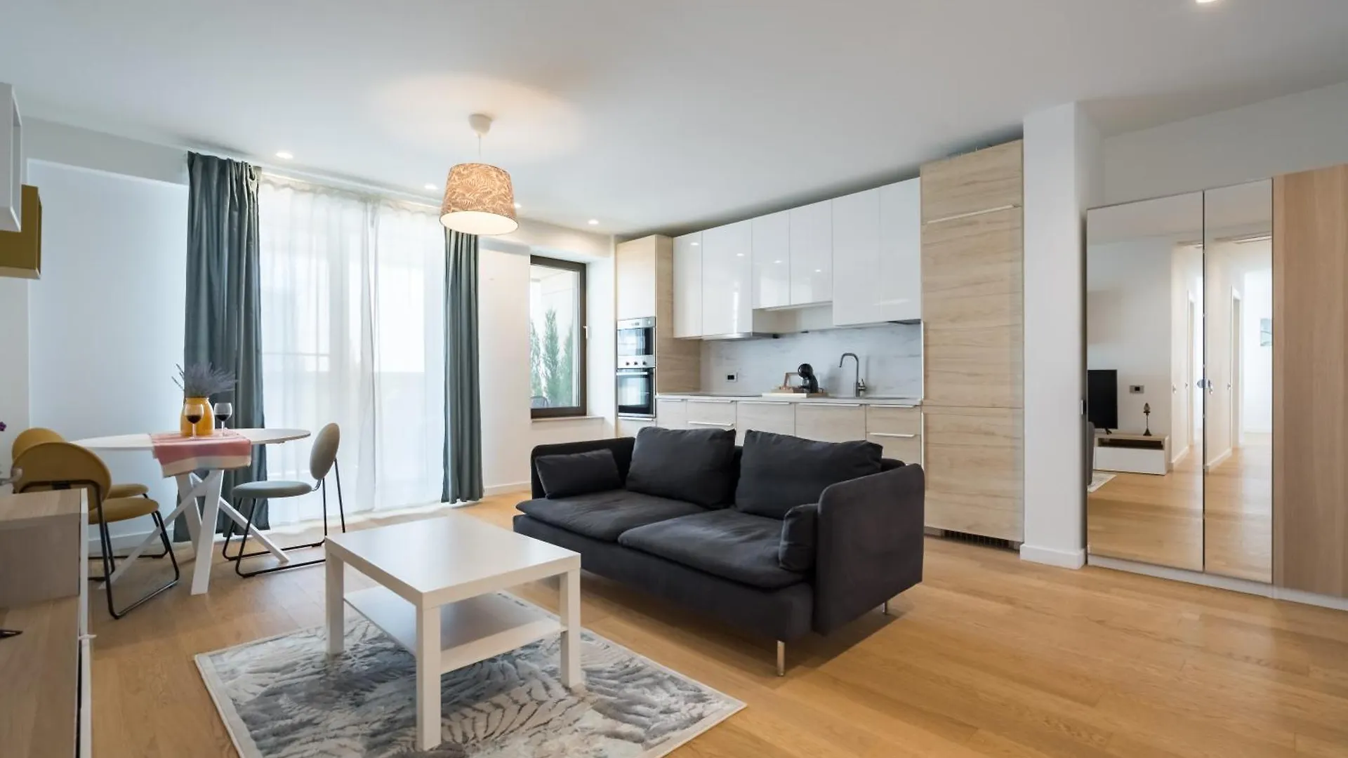Luxury Apartment Near Promenada, 1Br Bucureşti 0*,  România